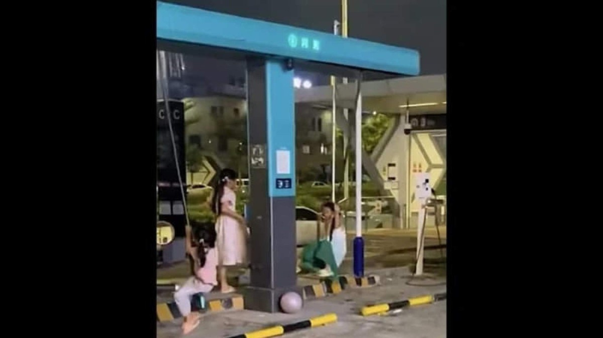 Crianças usando cabos do carregador da BYD como balanço