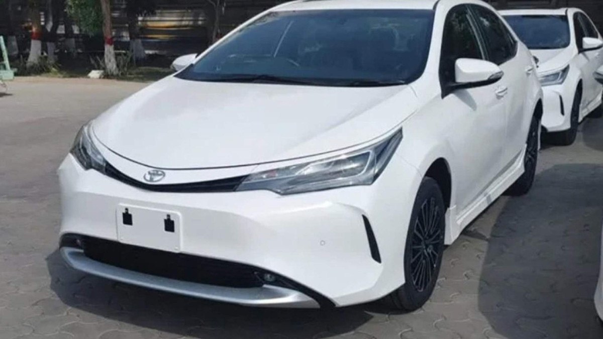 11ª geração do Corolla ainda é vendida no Paquistão, e recebeu facelift