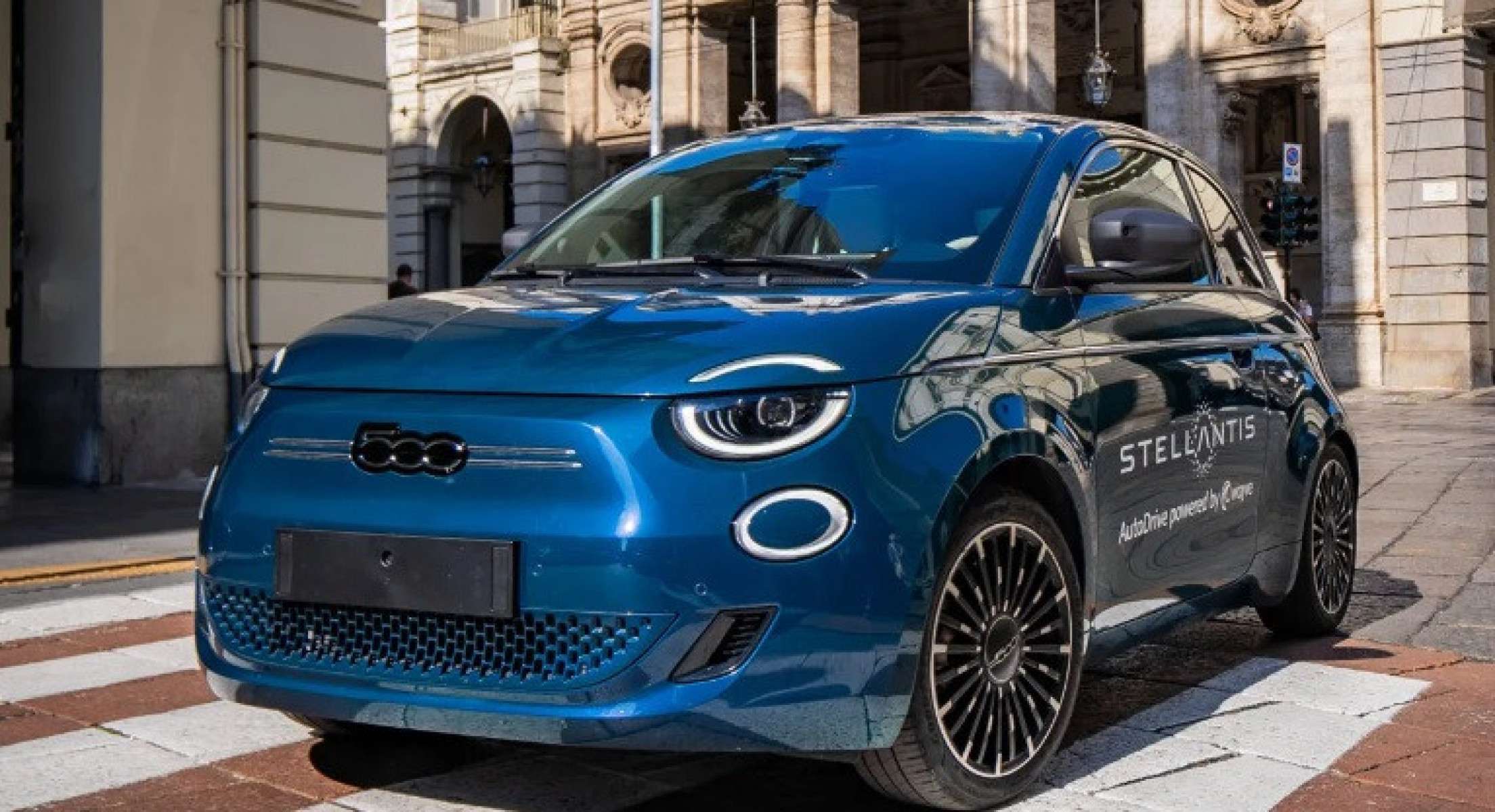 Fiat 500e ser&aacute; o novo carro aut&ocirc;nomo da Stellantis