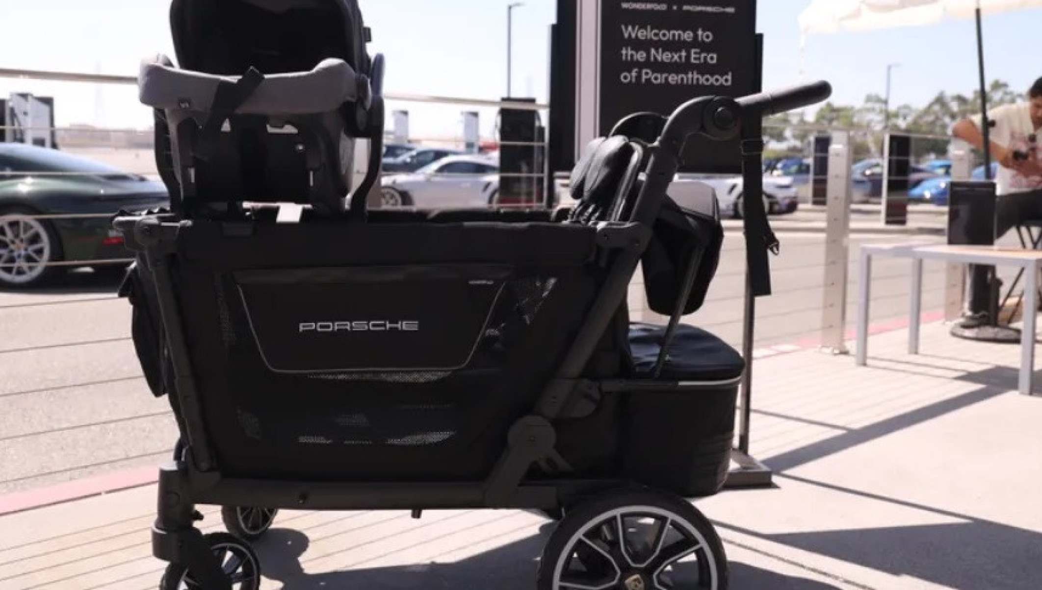 Carrinho de bebê da Porsche tem motor elétrico e leva até 4 crianças