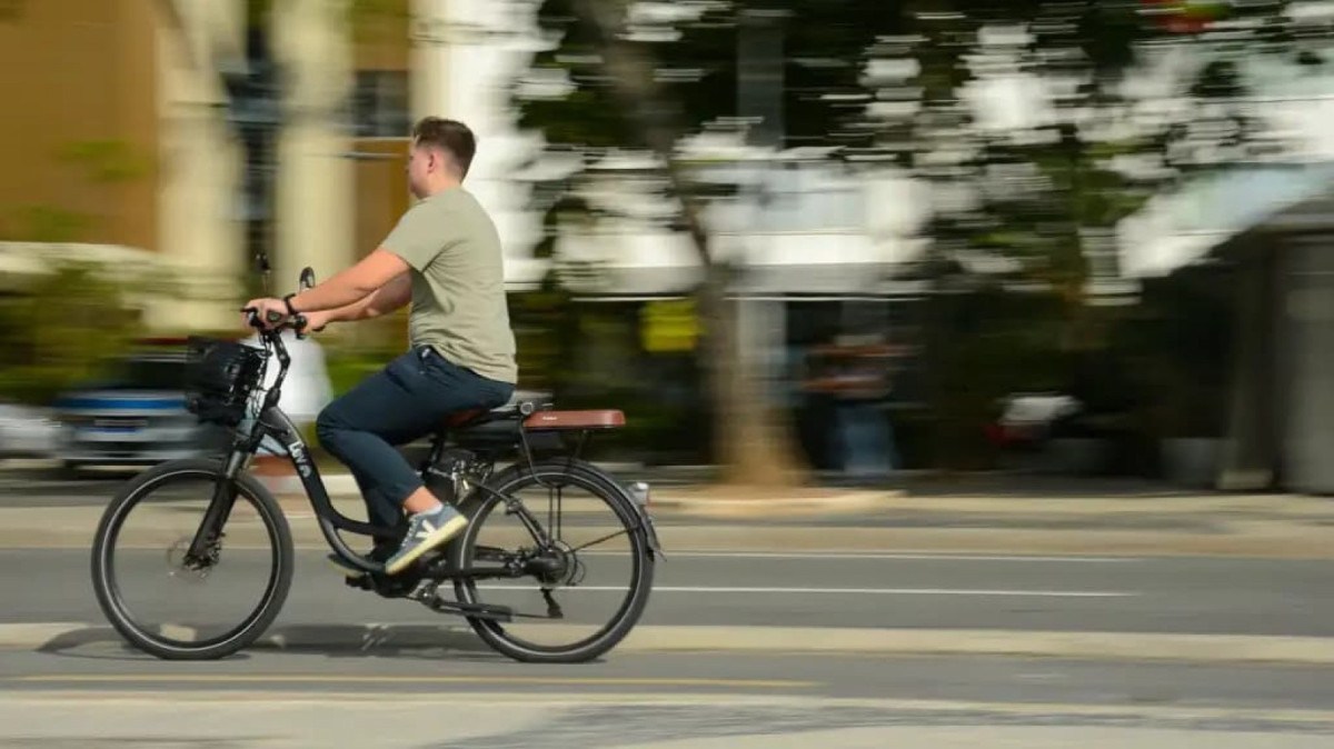 Ciclista com bicicleta elétrica
