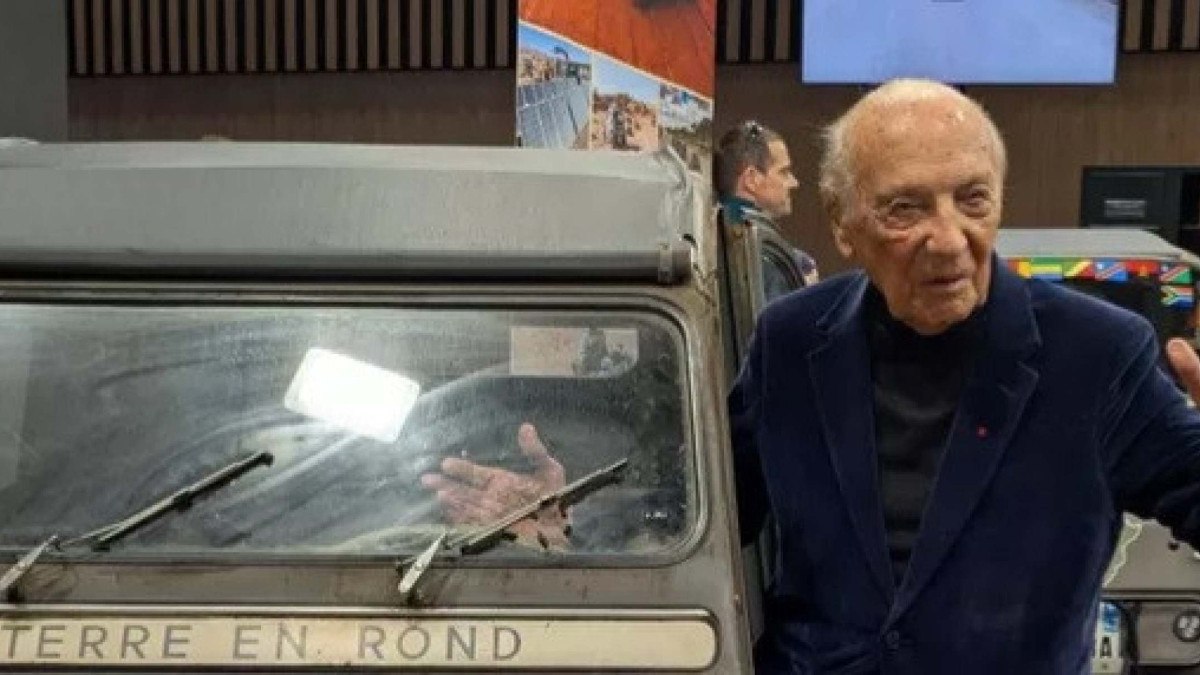 O publicitário Jacques Séguéla, aos 92 anos, reencontrou no Mondial de l’Auto o automóvel Citroën 2CV