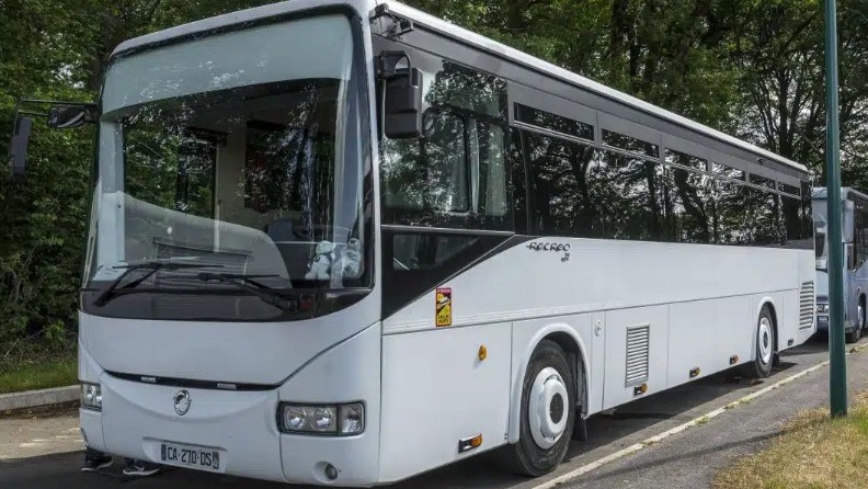 O Irisbus R&eacute;cr&eacute;o, modelo base da convers&atilde;o em motorhome feita pelo casal Bruno e Suzanne -  (crédito: Reprodu&ccedil;&atilde;o/LeMondeduCampingCar)