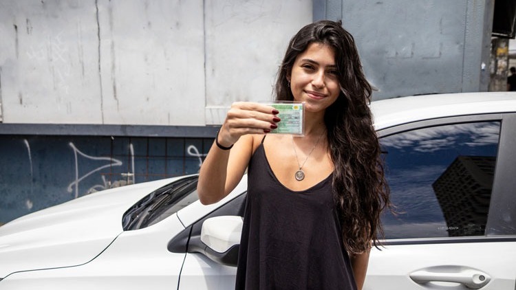 Jovem exibe sua Carteira Nacional de Habilita&ccedil;&atilde;o, que o programa CNH Social do Rio de Janeiro busca democratizar -  (crédito: Divulga&ccedil;&atilde;o/Detran-RJ)