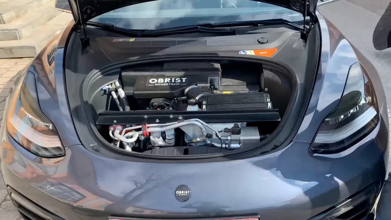 O prot&oacute;tipo Mark II da Obrist, um Tesla Model 3 adaptado com motor a gasolina no porta-malas dianteiro, tecnologia da empresa falida -  (crédito: Reprodu&ccedil;&atilde;o/Redes Sociais)
