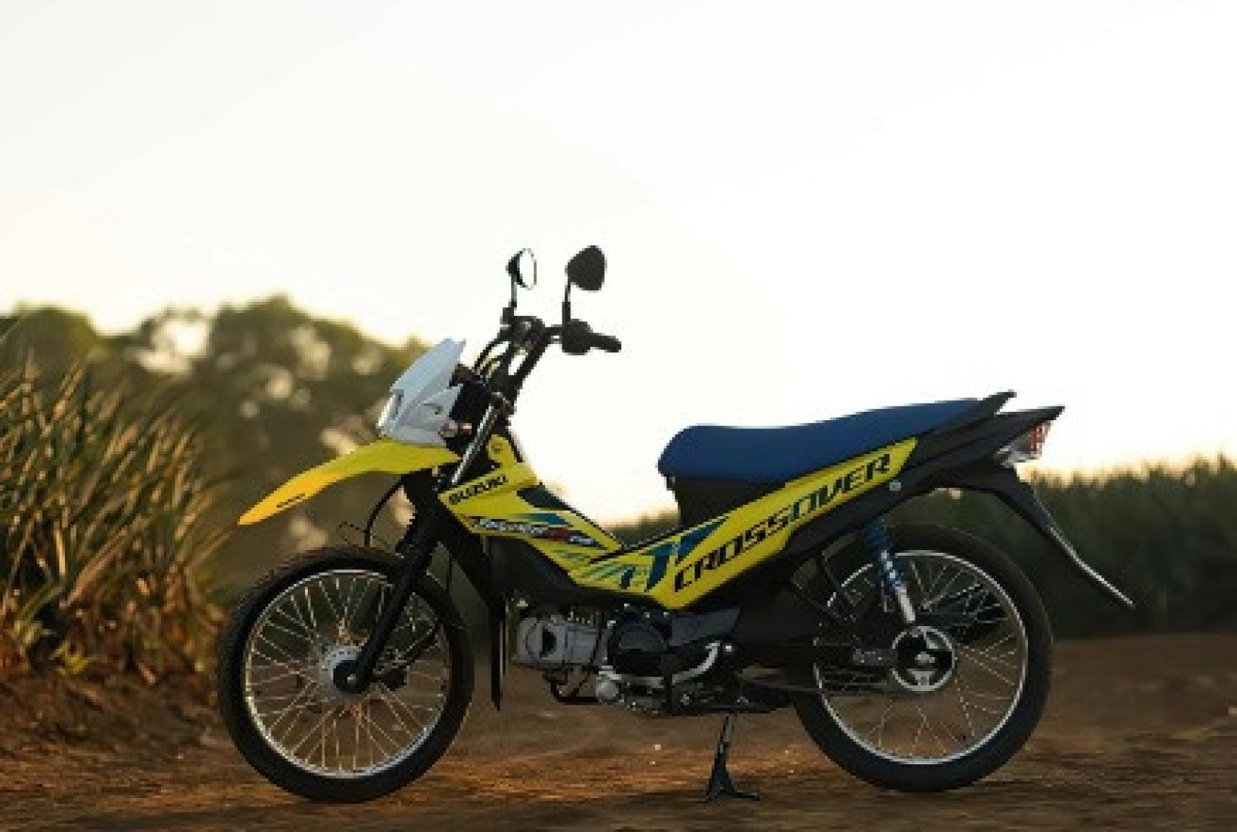 Suzuki Raider J Crossover estacionada