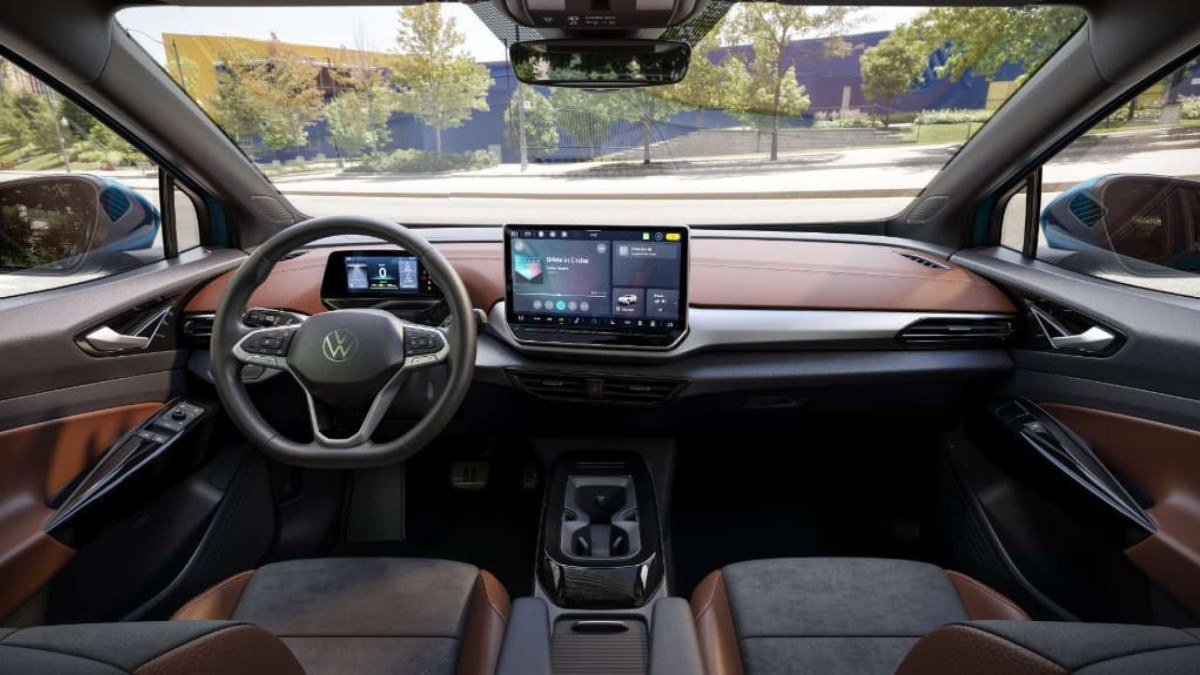 conectividade: a vers&atilde;o 2027 integra visor de instrumentos digital na coluna de dire&ccedil;&atilde;o, volante com bot&otilde;es f&iacute;sicos e central multim&iacute;dia de 12,9 polegadas com comando de voz nativo IDA, GPS integrado, vis&atilde;o por c&acirc;meras 360&deg; e conex&atilde;o para Android Auto e Apple CarPlay.
