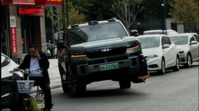 SUV da BYD se move em apenas três rodas e escapa de trava de pneu