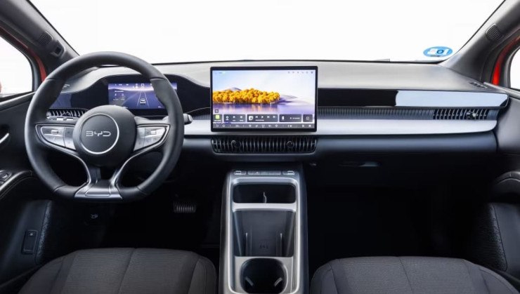 Interior do BYD Dolphin G europeu &eacute; mais pr&oacute;ximo dos caros ocidentais do que o do Dolphin tradicional