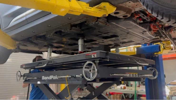 O processo de troca das baterias de um carro el&eacute;trico exige equipamentos especializados para o manuseio seguro do componente e sua remo&ccedil;&atilde;o