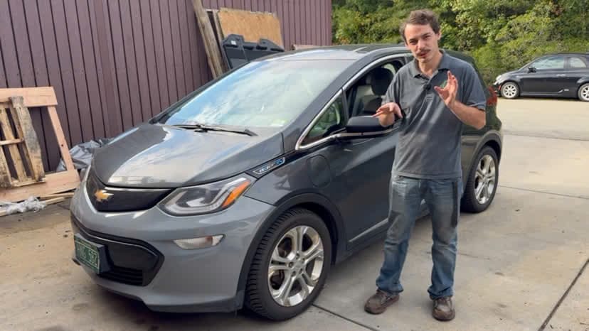 O youtuber Out of Spec Renew com seu Chevrolet Bolt que teve a bateria substitu&iacute;da ap&oacute;s rodar mais de 750 mil km -  (crédito: Reprodu&ccedil;&atilde;o/Youtube)