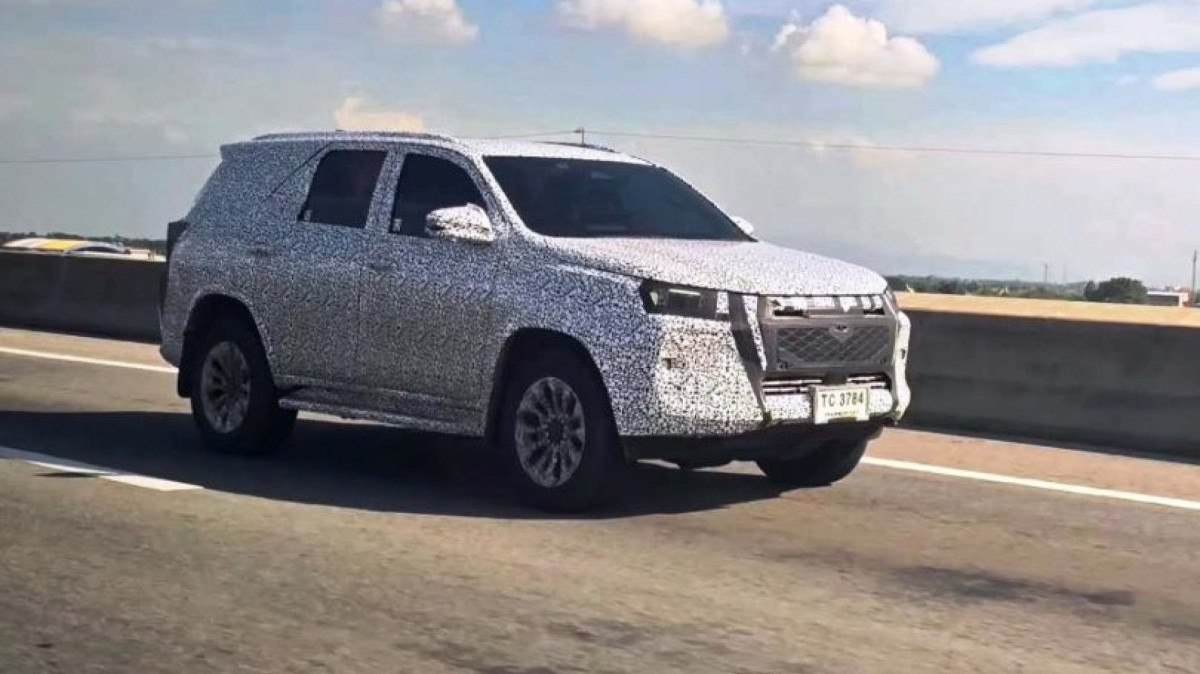 Toyota Fortuner/SW4 rodando com camuflagem na Tailândia
