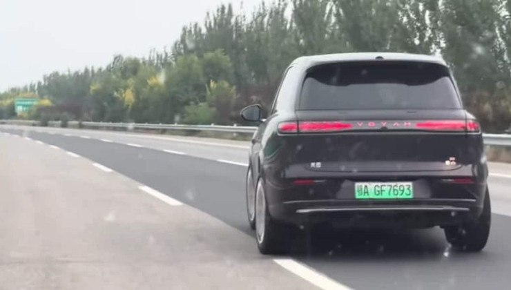 Voyah Taishan rodando em diagonal por uma autoestrada -  (crédito: Reprodução/CarNewsChina/Douyin)