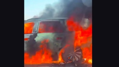 Bateria de SUV chinês permanece intacta a fogo após colisão