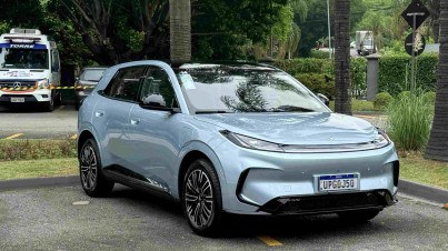 Baic chega ao Brasil com Arcfox T1, crossover elétrico que custa menos que BYD Dolphin e Geely Ex2