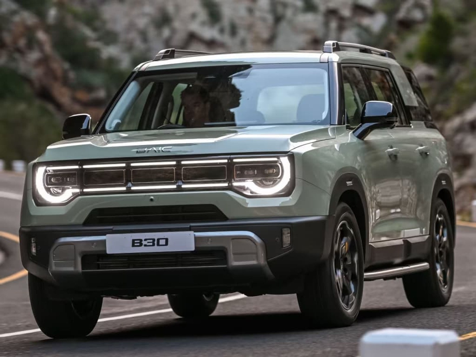 Baic B30 será terceiro lançamento da marca e chega híbrido já em 2027
