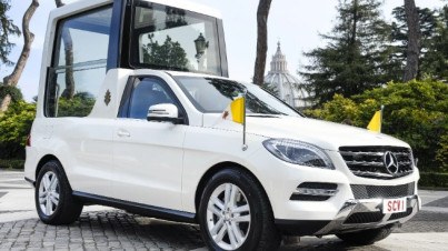 Mercedes e Vaticano celebram quase 100 anos com mostra de papamóveis