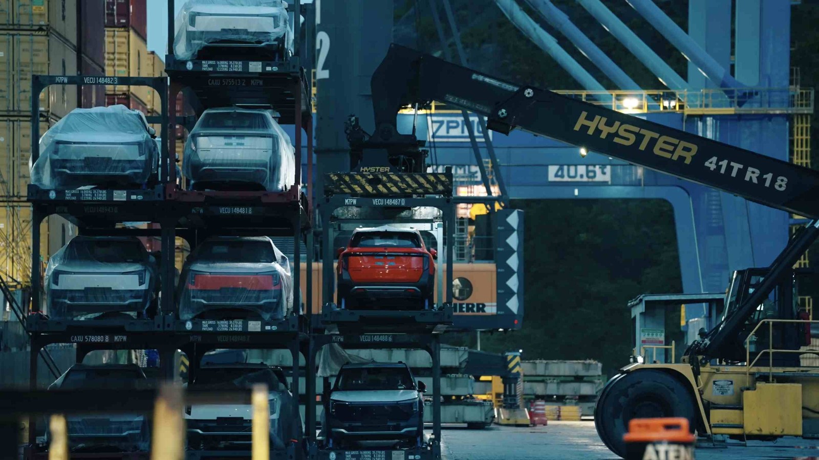 Primeiros ve&iacute;culos DFM desembarcam no porto de Vit&oacute;ria, Esp&iacute;rito Santo, para distribui&ccedil;&atilde;o em showrooms e test drives no Brasil -  (crédito: Divulga&ccedil;&atilde;o/DFM)