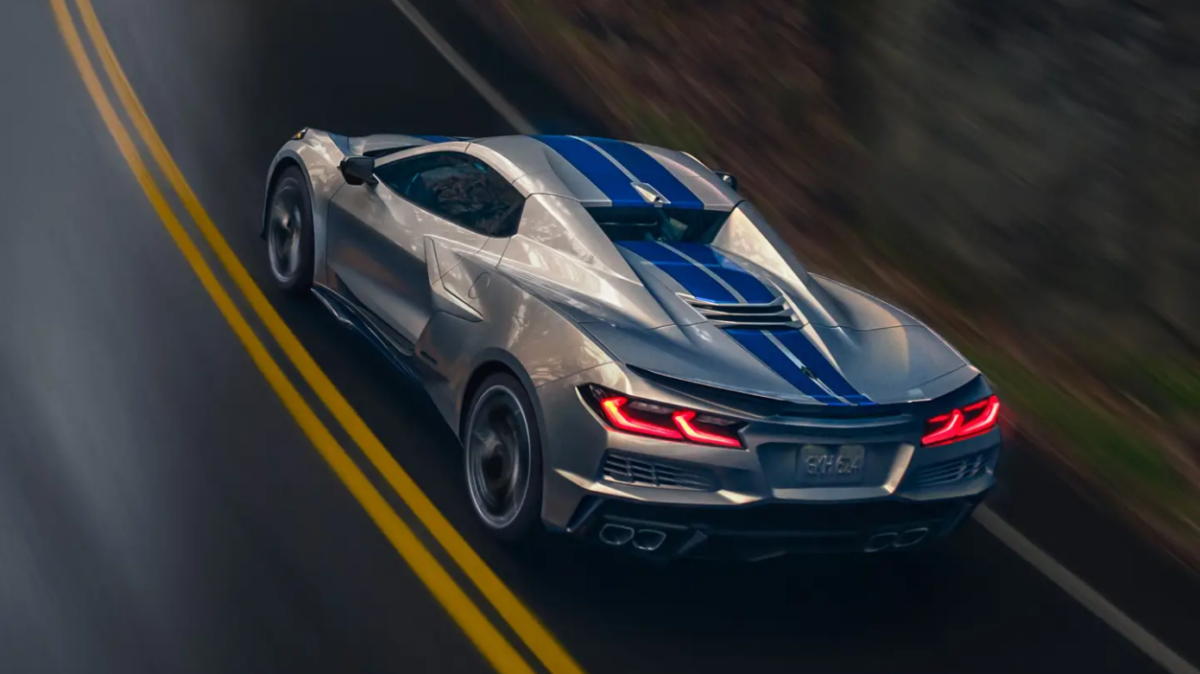 Corvette E-Ray cinza com acabamentos em azul. Ele é visto de cima e da diagonal traseira.