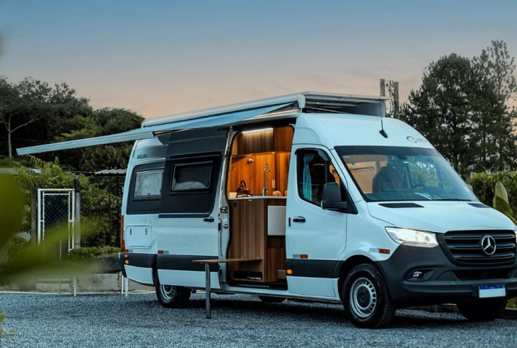 Motorhome Estrella Mobil Rigel em ambiente de natureza com por do sol