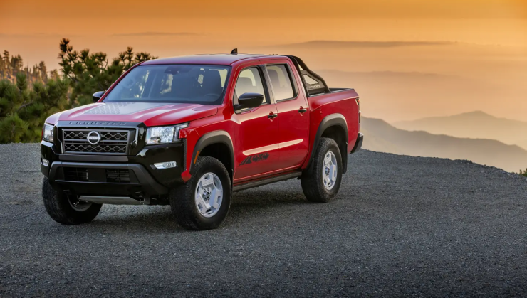 Nissan Frontier Hardbody Edition 2024 vista da diagonal frontal em penhasco.