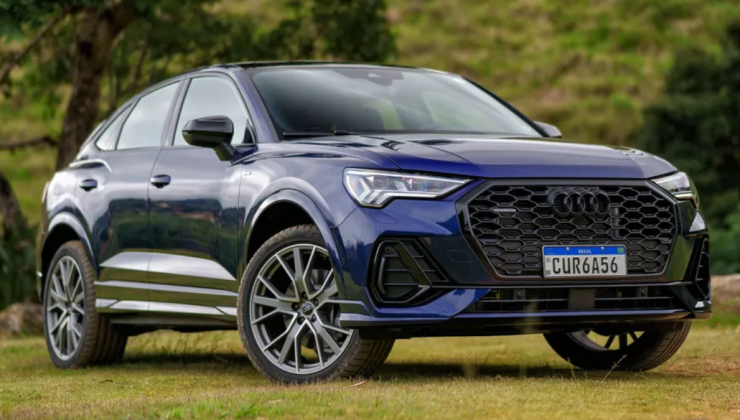 Carro da marca Audi versão Q3 edição especial de aniversário parado em área de vegetação natural