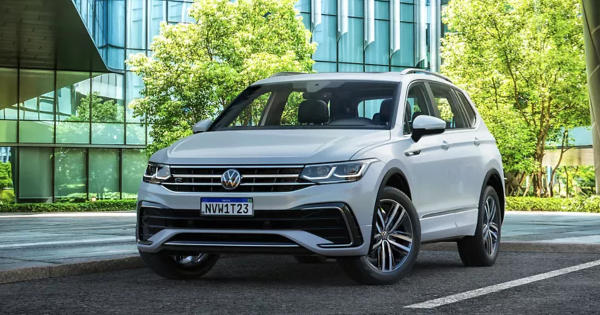 VW Tiguan Allspace R-Line branco em área de vegetação