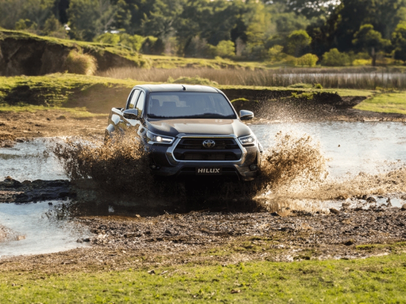 Toyota Hilux em área de natureza