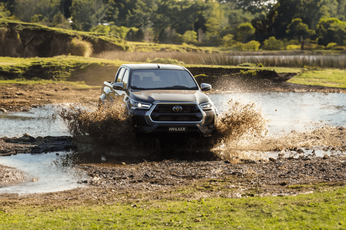 Toyota Hilux em área de natureza