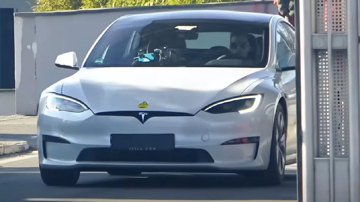 Ferrari é flagrada em testes com Tesla Model S Plaid 
