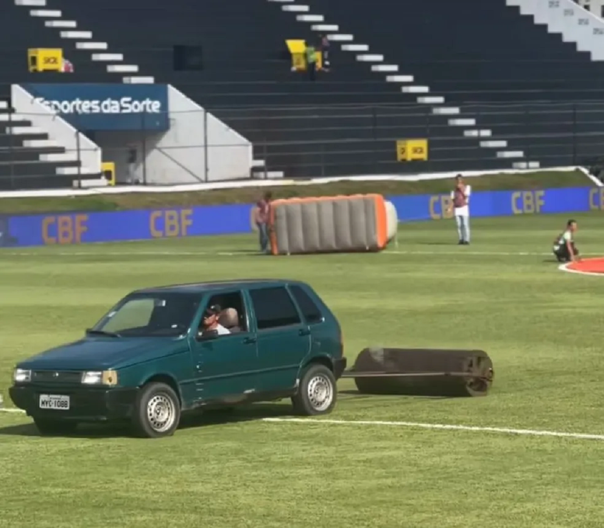 Essa tecnologia de alinhamento de gramado com auxílio de um Fiat Uno aposto que você nunca tinha visto antes