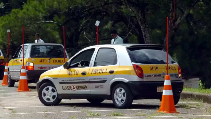 Carros de autoescola em local de manobra com cones
