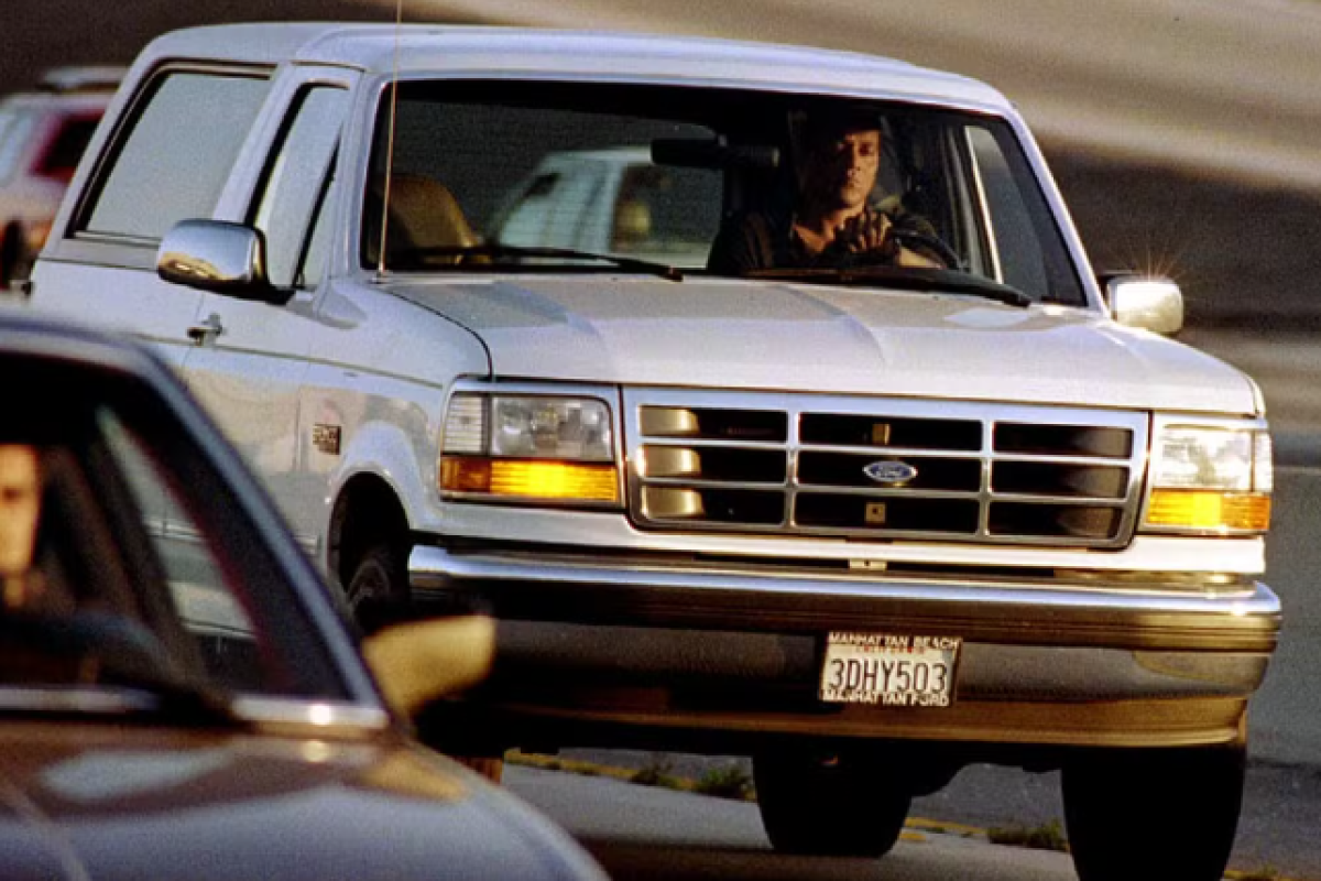Ford Bronco, em close, dirigida por Al Cowlings, amigo de O.J. que era dono do carro