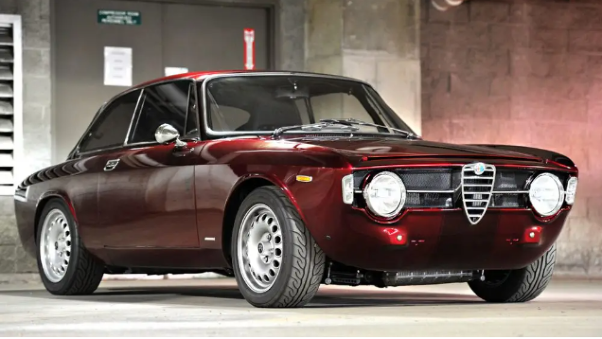 Alfa Romeo GT 1300 Junior de 1966 vermelho estático no estúdio