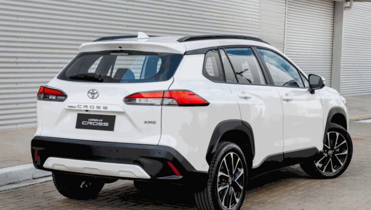 Toyota Corolla Cross 2025 branco de traseira estático no calçamento