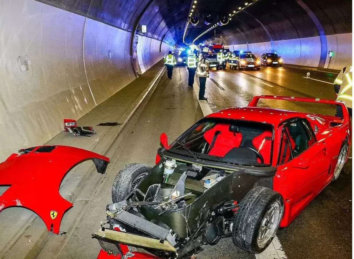 Ferrari F40 com a frente totalmente destruída após acidente em túnel na Alemanha