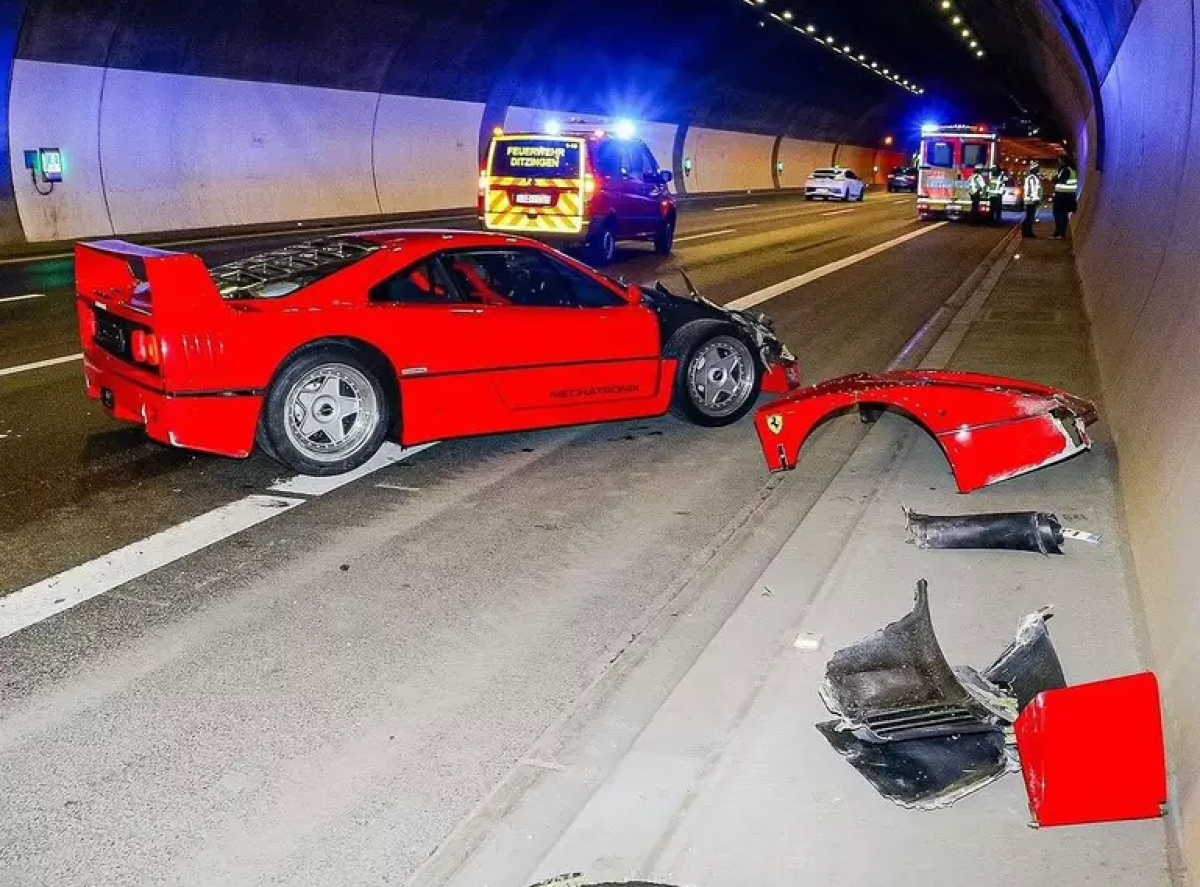 Ferrari F40 vermelha que bateu em túnel na Alemanha e teve o capô arrancado