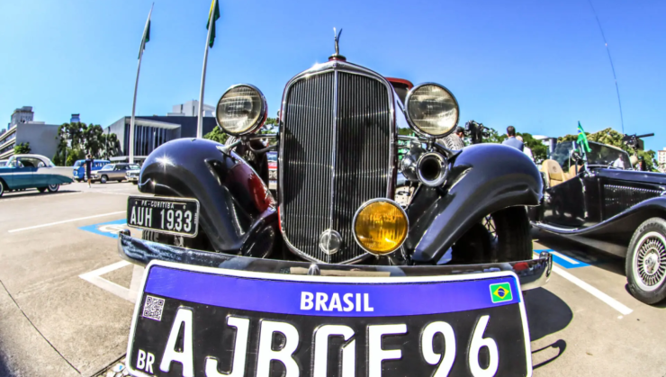 A placa preta é uma distinção concedida a veículos antigos e colecionáveis -  (crédito: Divulgação: Detran/PR)