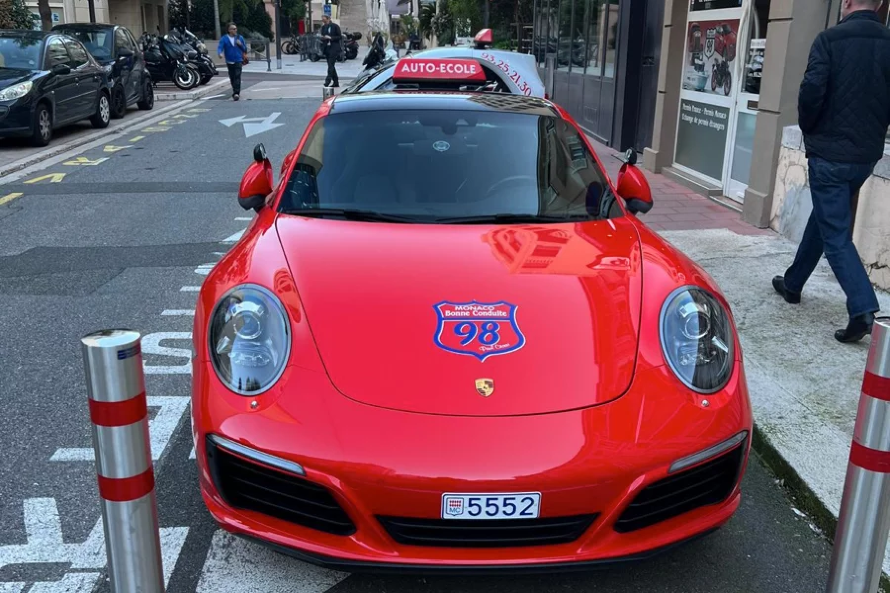 Autoescola oferece Porsche de R$ 1 milhão para alunos