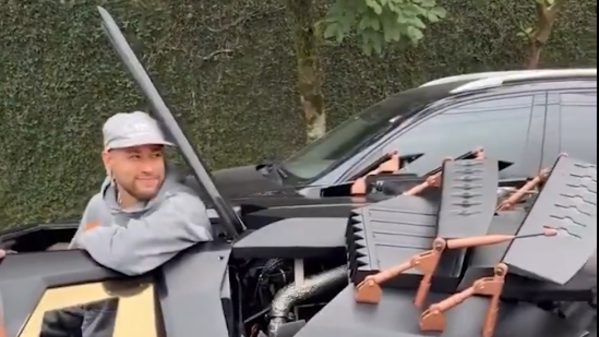 Neymar em seu novo Batmóvel