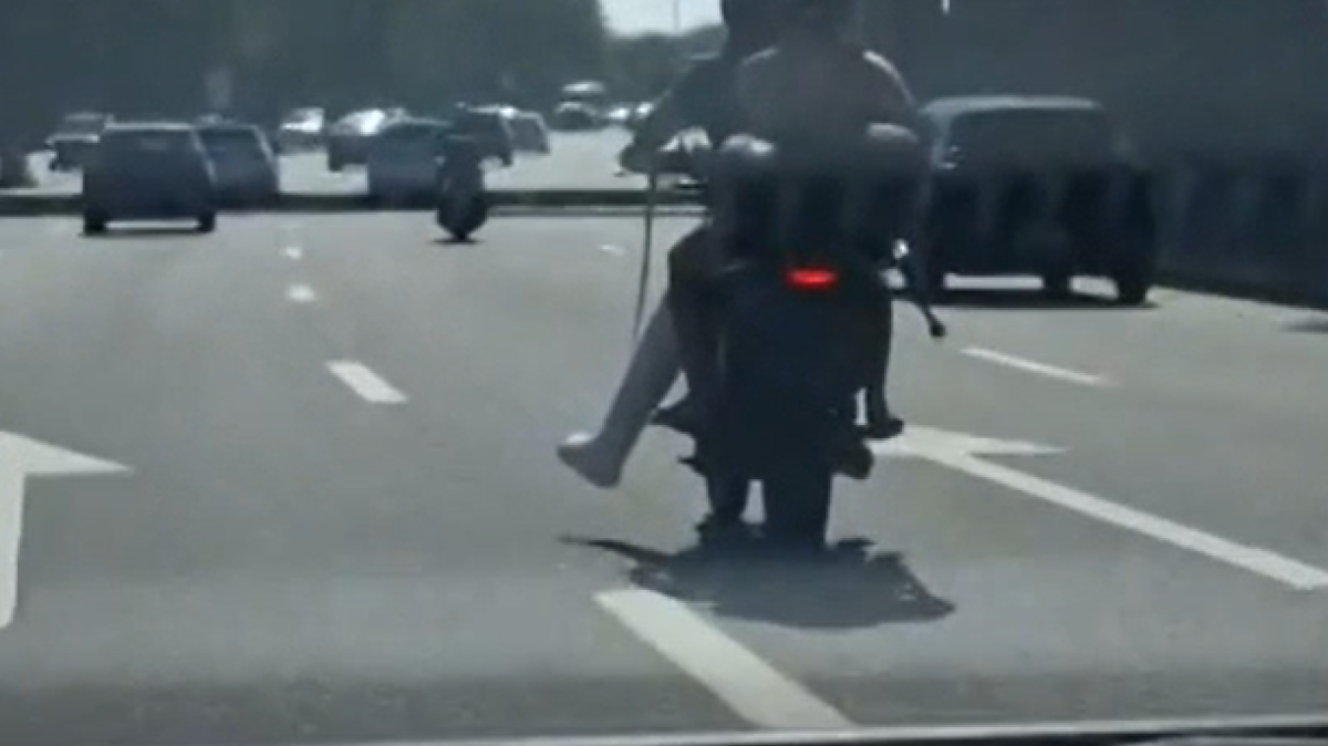 Motociclista com a perna engessada realiza trocas de marcha com a ajuda de um cabo de vassoura