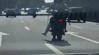 Vídeo: Motociclista com gesso pilota moto com cabo de vassoura