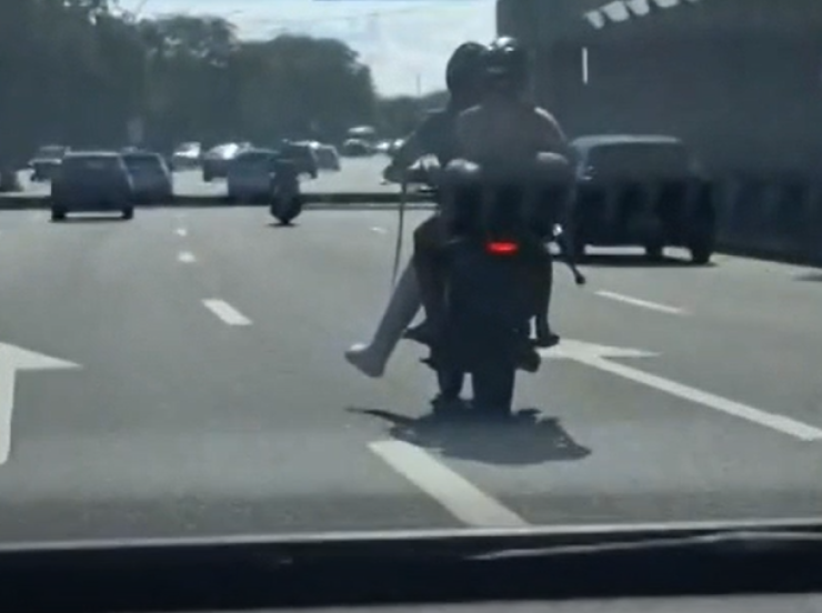 Motociclista com a perna engessada realiza trocas de marcha com a ajuda de um cabo de vassoura -  (crédito: Reprodução)