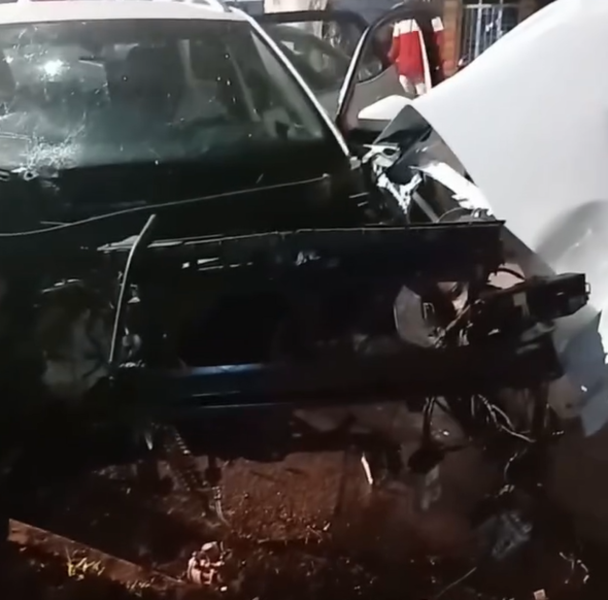 acidente tcross, motor para fora do carro