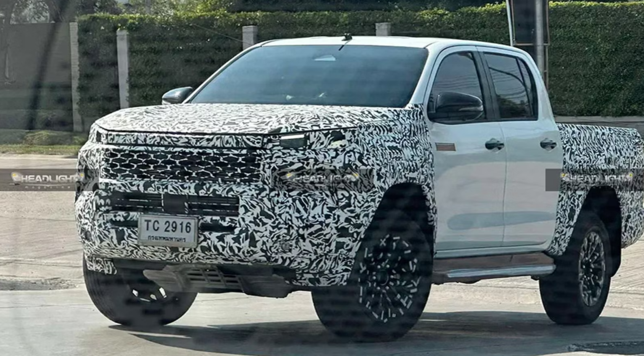 Interior da Toyota Hilux 2026 vaza e exibe salto em tecnologia e acabamento