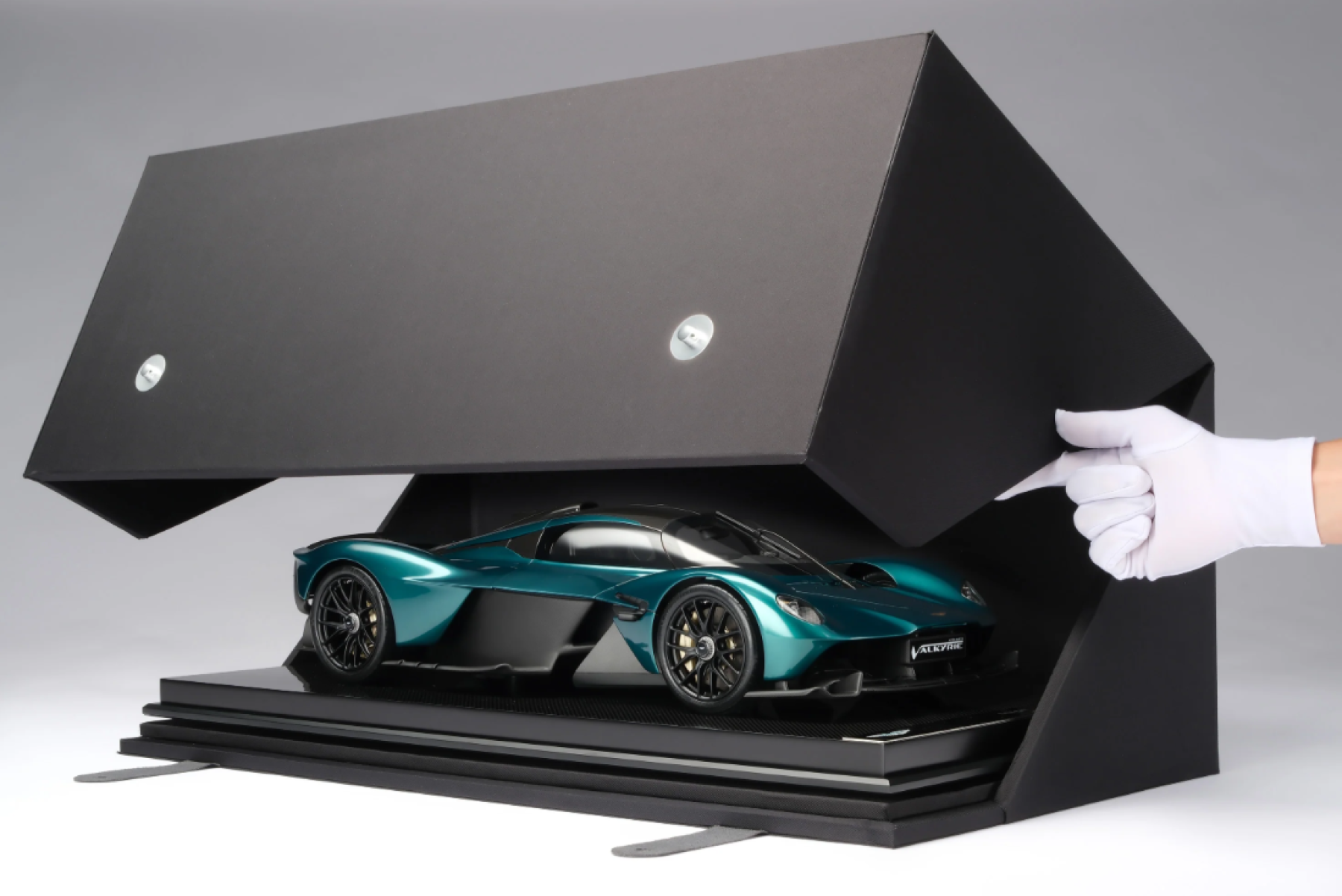 Réplica em miniatura do Aston Martin Valkyrie custa até R$ 149 mil