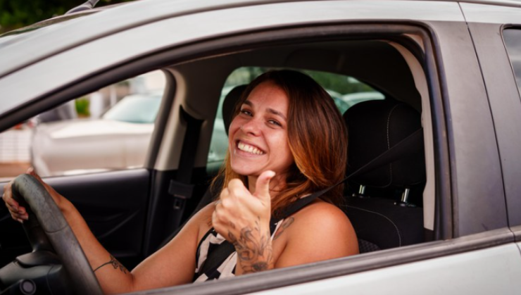 Aluna de autoescola dirige com uma mão no volante  -  (crédito: Reprodução/Michel Corvello/Ministério dos Transportes)