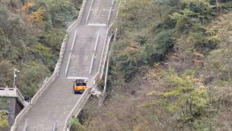 Chery tenta imitar Land Rover, mas fracassa feio na escadaria -  (crédito: Reprodução/CarNewsChina)