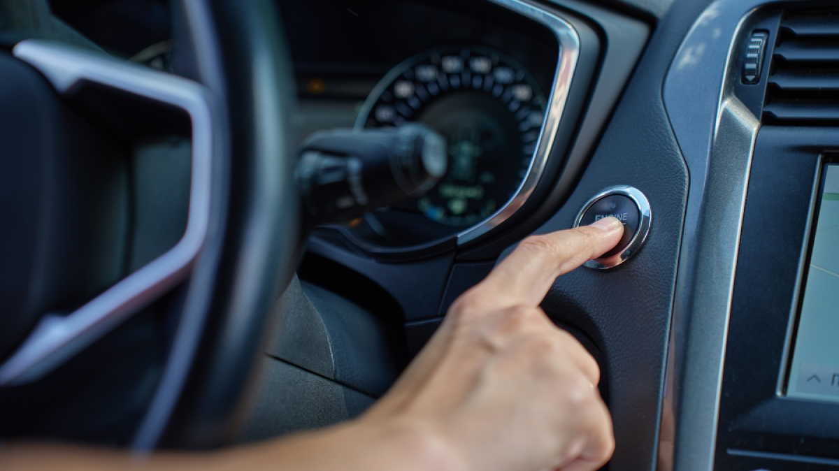 O que acontece se apertar o botão Start/Stop com o carro em movimento?