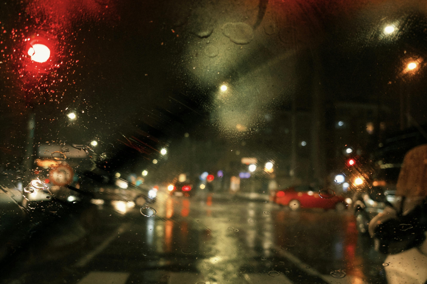 Como evitar mau cheiro ou umidade no carro em época de chuva
